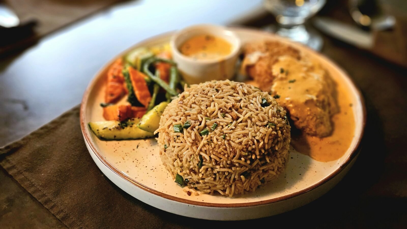 Plato de cena saludable con verduras frescas, proteína magra y granos integrales - recetas saludables para cenar