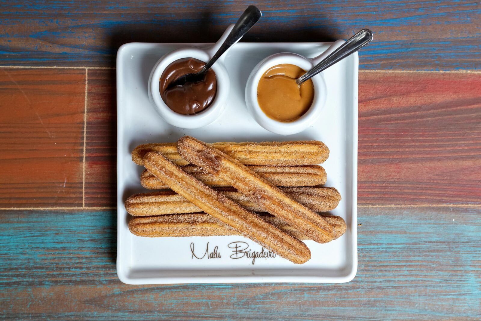 Buñuelos de viento caseros dorados espolvoreados con azúcar – postre tradicional español