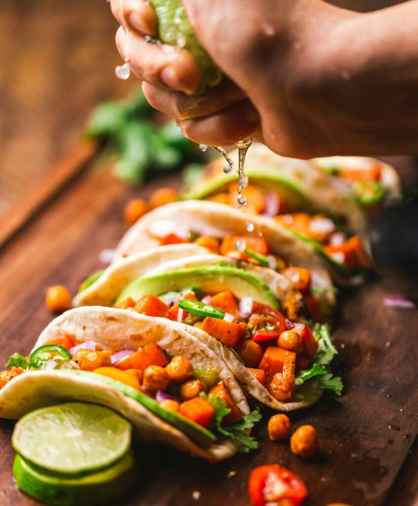 Recetas fáciles y saludables - Tacos mexicanos frescos con aguacate, limón y verduras en Cuchara Viva
