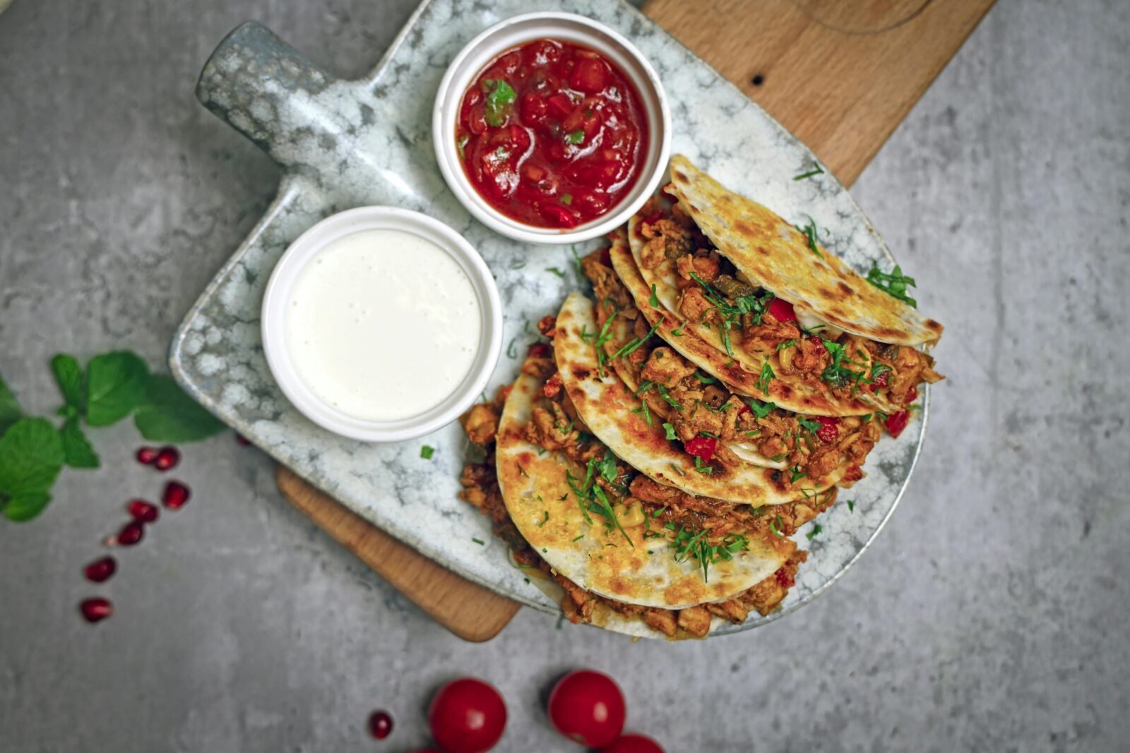 Quesadillas de pollo mexicanas con salsa - receta casera